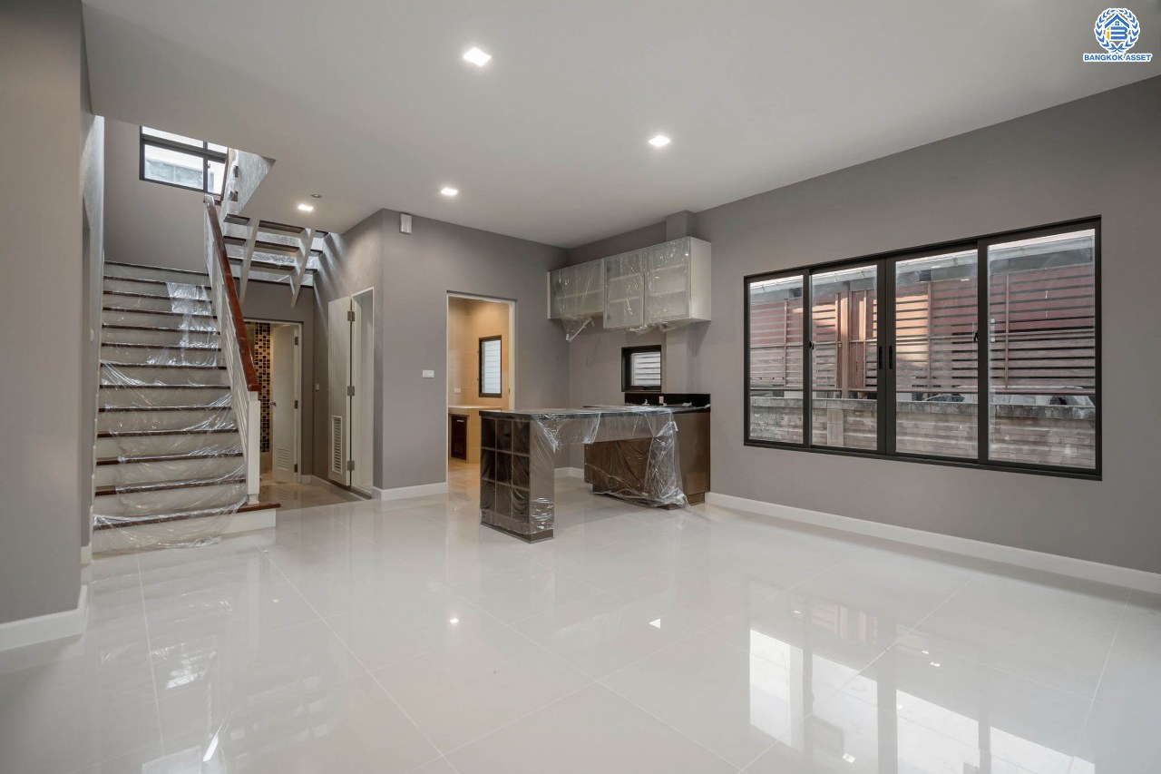 บ้านมือสองตกแต่งใหม่ จากแบรนด์ Sansiri โครงการ เศรษฐสิริ ชัยพฤกษ์-แจ้งวัฒนะ เนื้อที่ 53.3 ตร.ว. ฟังก์ชัน 3 ห้องนอน 3 ห้องน้ำ จอดรถได้ 2 คัน พร้อม Facilities ครบครัน! บนทำเลโซนเมือง เชื่อมต่อทุกการเดินทาง ใกล้เซ็นทรัลแจ้งวัฒนะ, เมืองทองธานี, ทางด่วน "ศรีรัช" และรถไฟฟ้าสายสีชมพู "สถานีปากเกร็ด"...